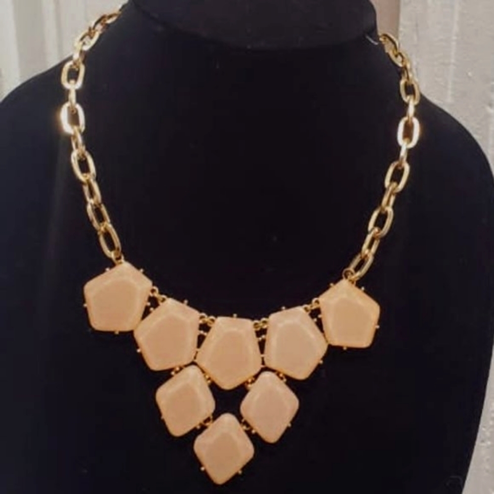 💃Bib Statement Flesh Tone Tan Gold Tone Pendant Necklace.🌴